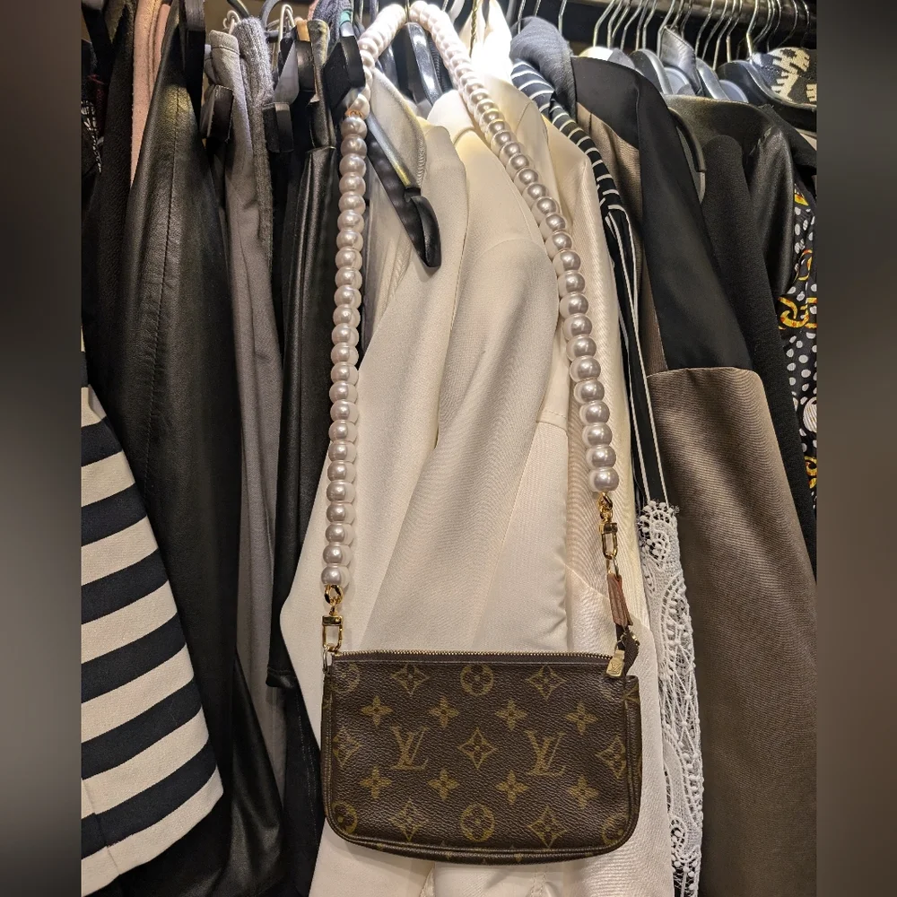 🤎AUTH Pre loved Louis Vuitton Pochette + Pearl Crossbody Strap! - Picture 13 of 15